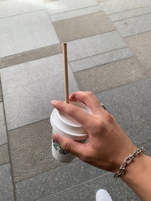 JIN(ｼﾞﾝ) スタバ片手に